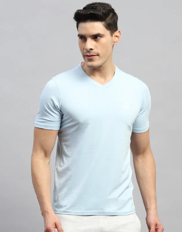 Men's thermal t - shirts with a high - neck design for cold weatherMen Blue Solid V Neck Half Sleeve T-Shirt