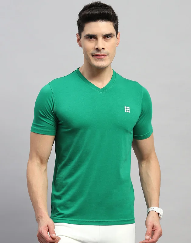 Men's slim - fit graphic t - shirts with vintage rock band printsMen Green Solid V Neck Half Sleeve T-Shirt