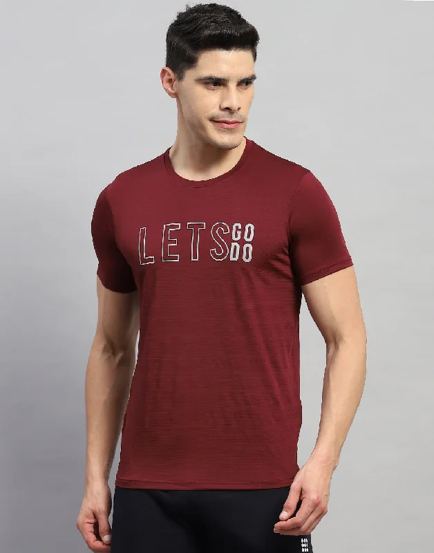 Men's thermal t - shirts with a high - neck design for cold weatherMen Maroon Self Design Round Neck Half Sleeve T-Shirt