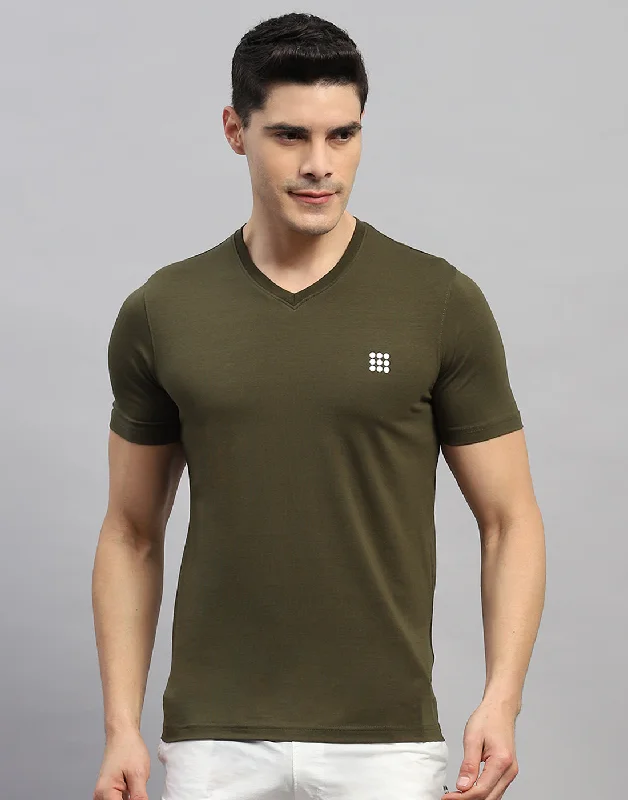 Men's plus - size pocket t - shirts with a classic lookMen Olive Solid V Neck Half Sleeve T-Shirt