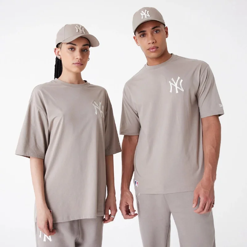 Men's polo t - shirts with a contrast collar for a preppy lookNew York Yankees League Essential Beige Oversized T-Shirt